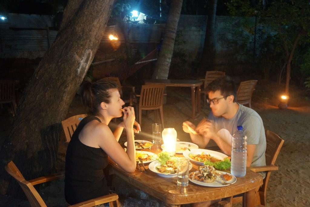 Little White House Hotel Trincomalee Exterior foto