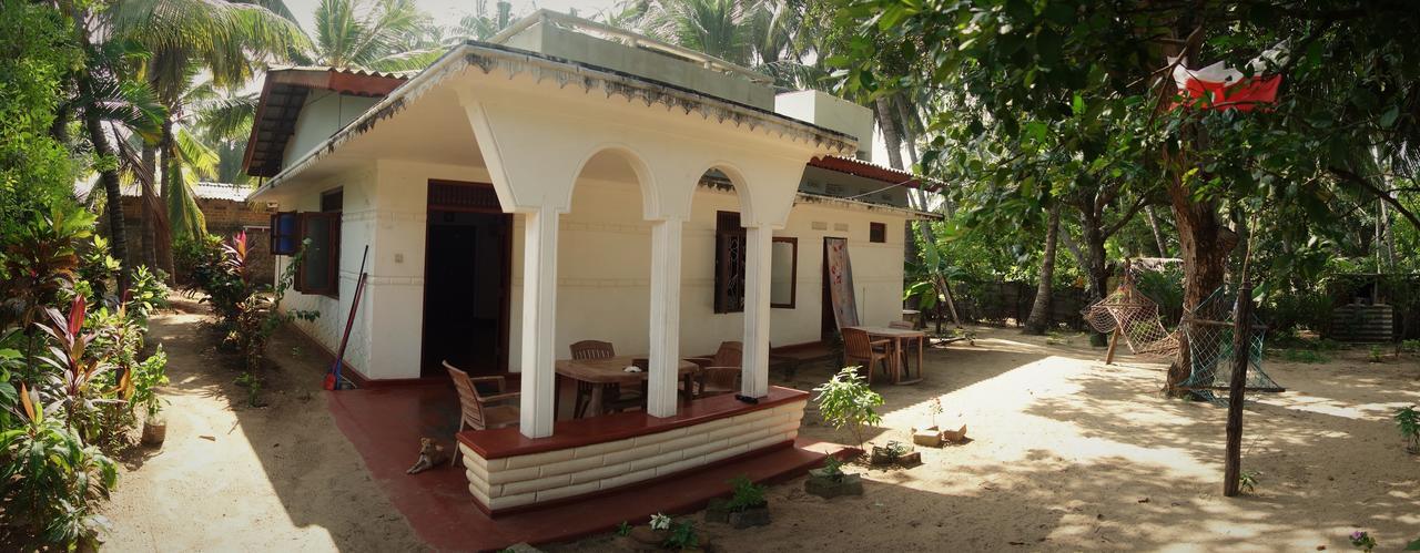 Little White House Hotel Trincomalee Exterior foto